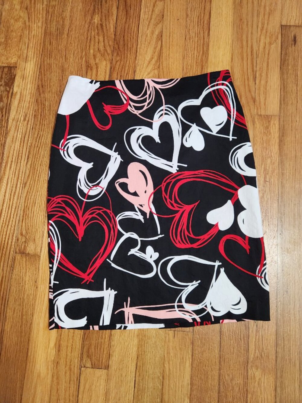 New York & Company Graffiti Heart Print Pencil Skirt - Size 6